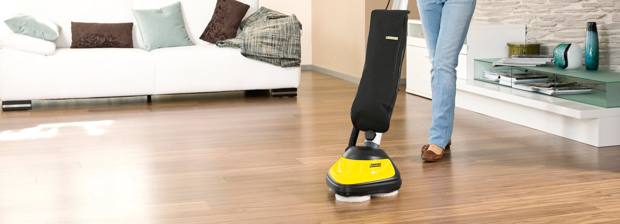 Froterka marki Karcher Użytkowanie froterki na powierzchni paneli.